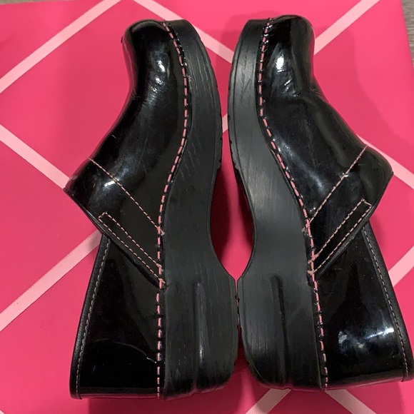 dansko pink ribbon clog